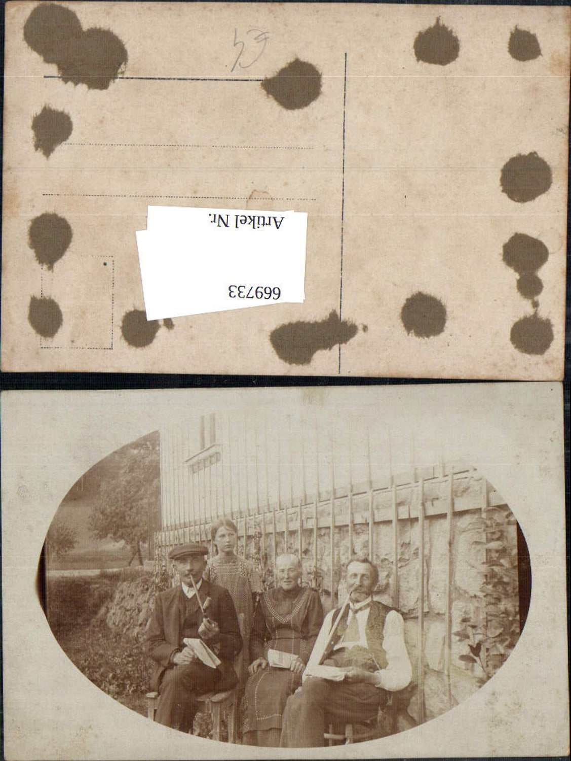 669733,Foto Ak Gruppenbild Männer Rauchen Pfeife Frau u. Mädchen v. Haus