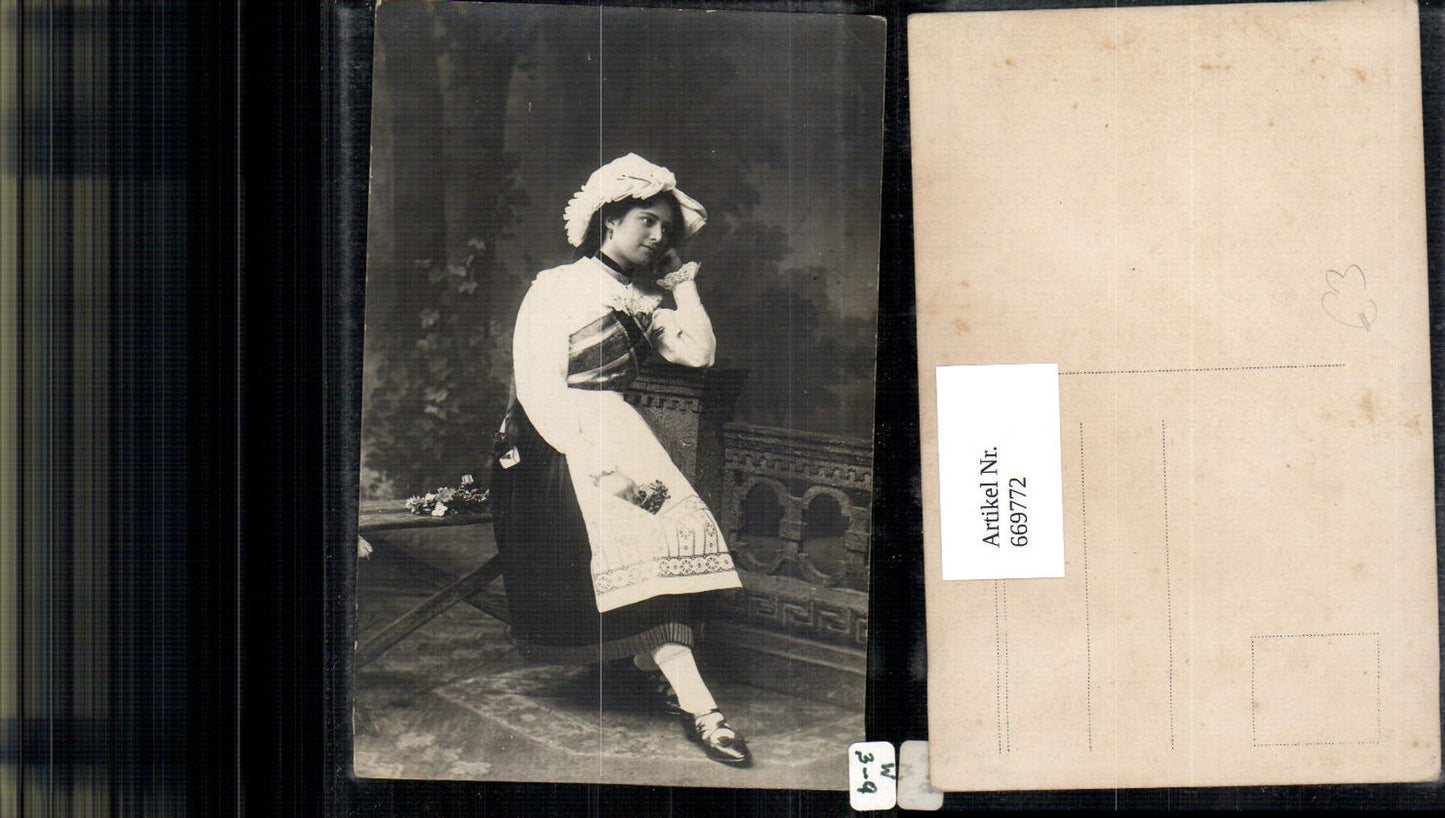669772,Foto Ak Frau in Tracht Haube Portrait