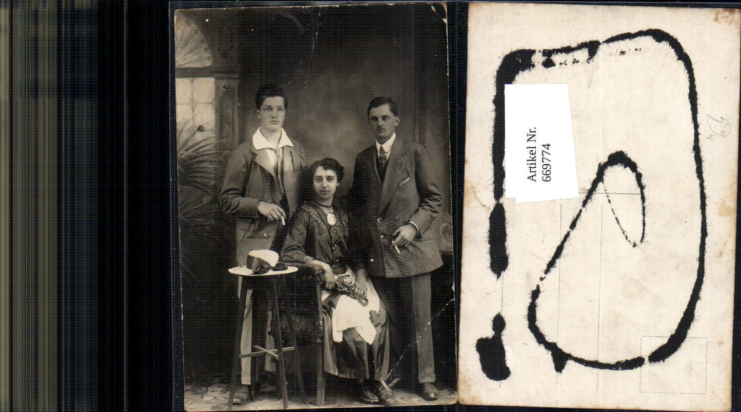 669774,Foto Ak Frau mit Männer Anzug Rauchen Hut Mode