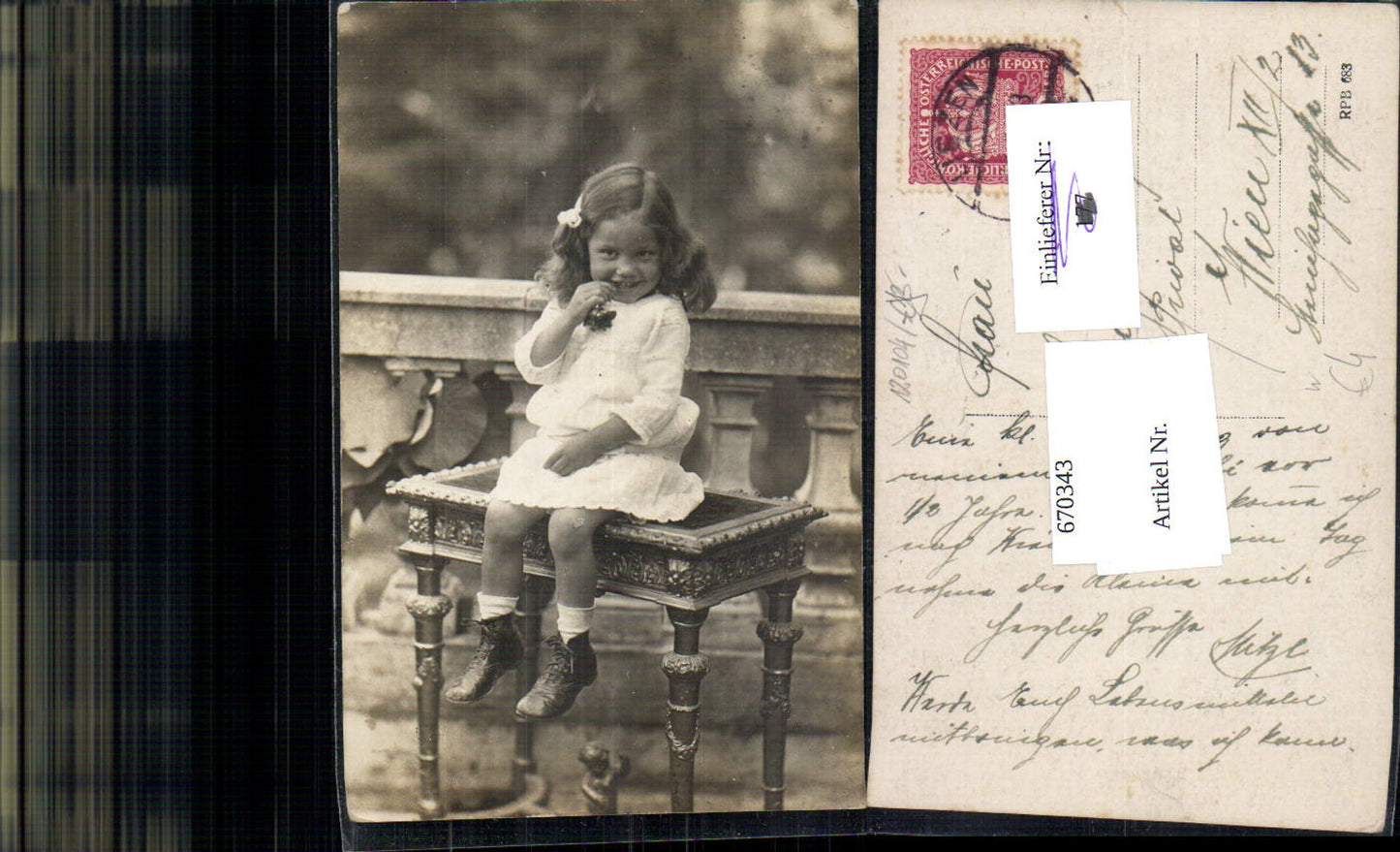 670343,Foto Ak Lachendes Mädchen Kind Kleid Lockenkopf a. Tisch sitzend Liezen