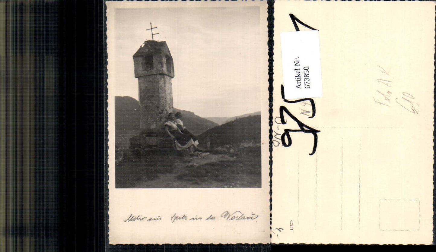 673850,Foto Ak Motiv b. Spitz a. d. Donau Pfeiler Frauen Tracht