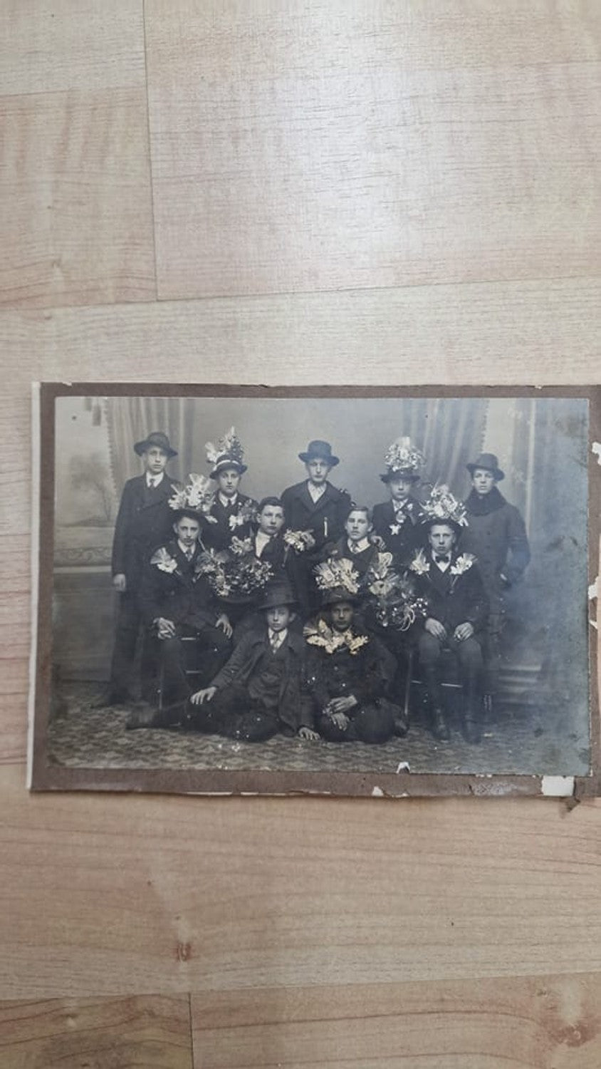 688332 CDV Kabinettfoto Foto Männer Stellung Musterung Zigarette Militär
