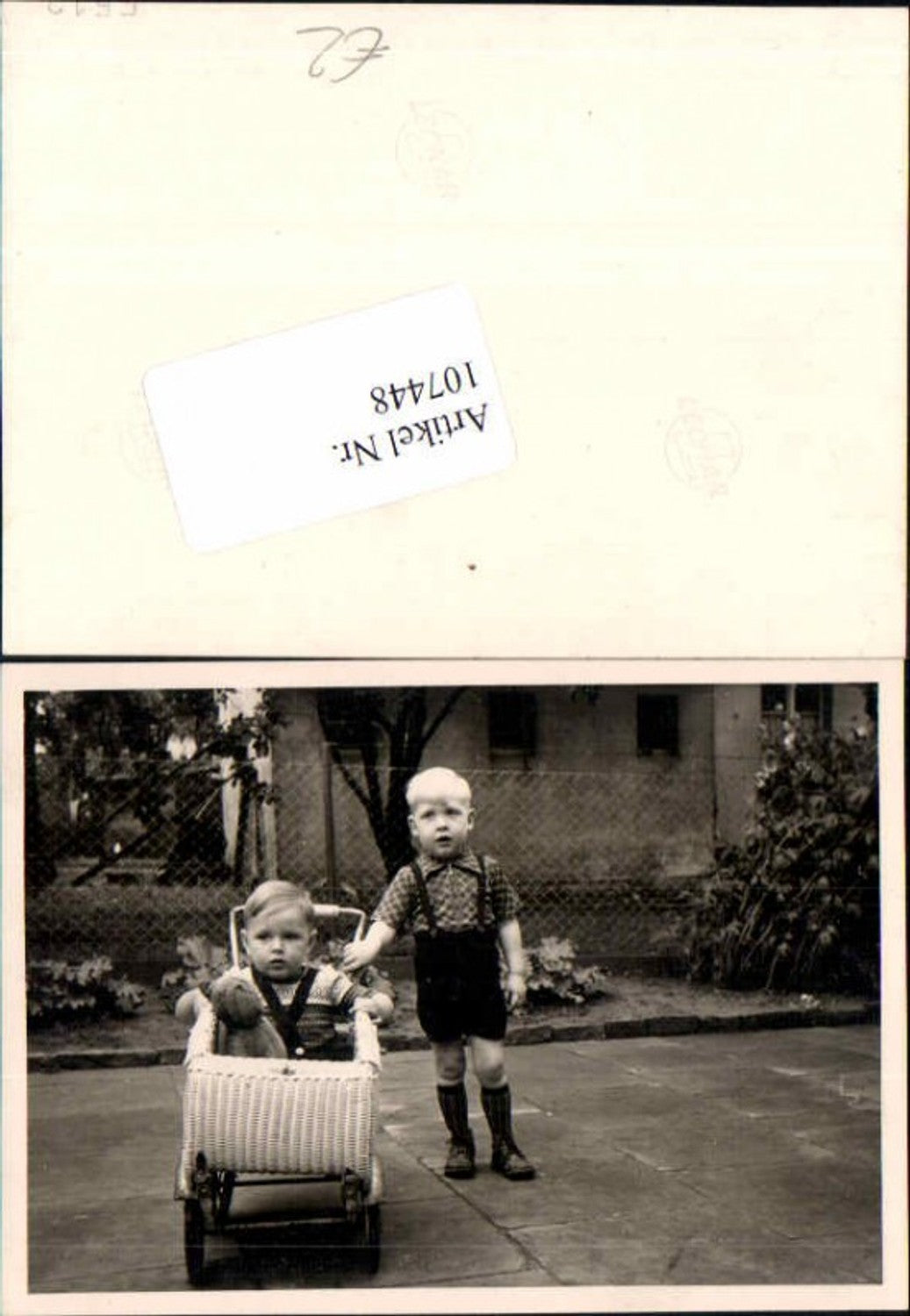 107448,Jungen m, alten Kinderwagen