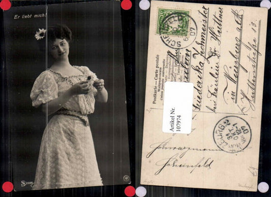 107974,NPG Frau Edwardian Girl zupft Gänseblümchen Kleid