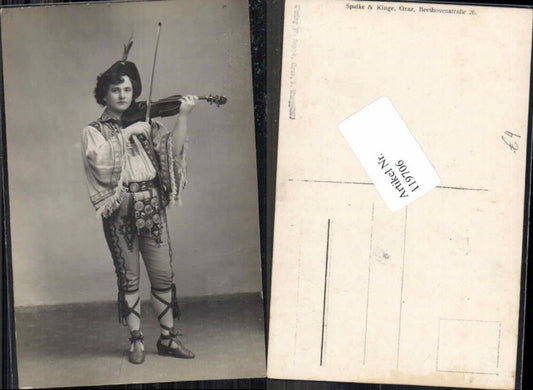119706,Geige geigenspieler in Tracht Theater