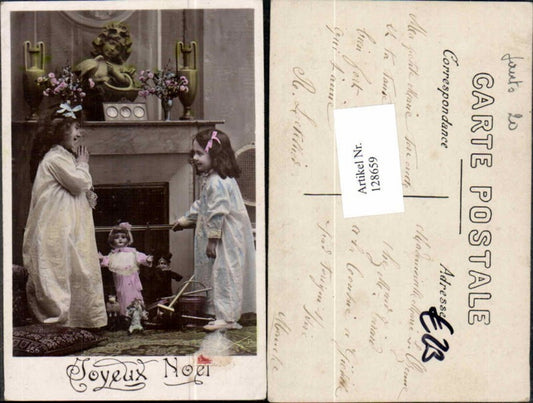 128659,Süsse Kinder m. Puppen im Nachtkleid am Kamin