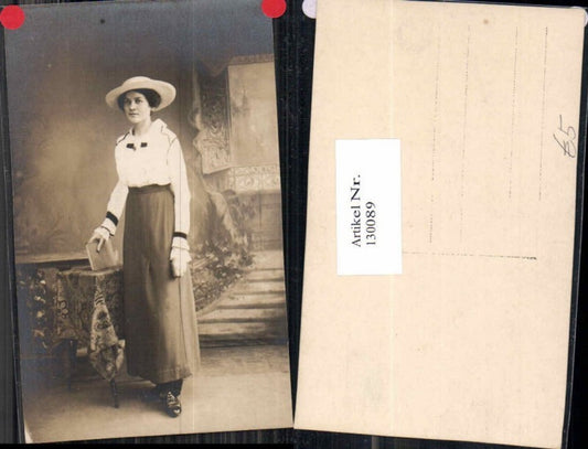 130089,Atelier FotoAK Frau m. Buch und Hut Hosenrock Rock Mode