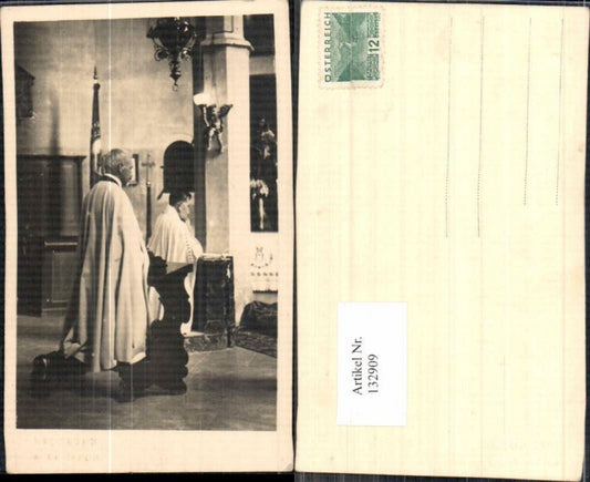 132909,FotoAK Priester Pfarrer betet in der Kirche