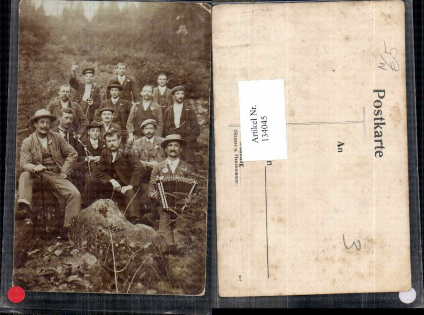 134045,Wanderer m. Ziehharmonika Hut in den Bergen