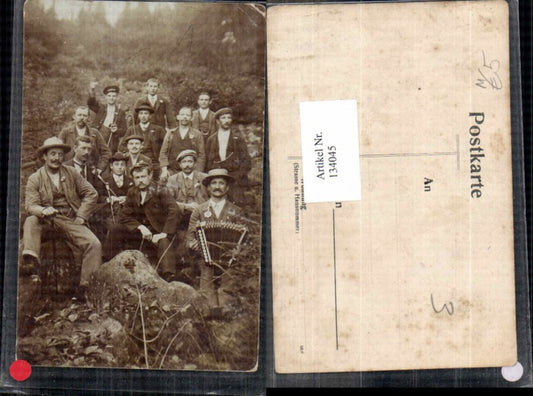 134045,Wanderer m. Ziehharmonika Hut in den Bergen