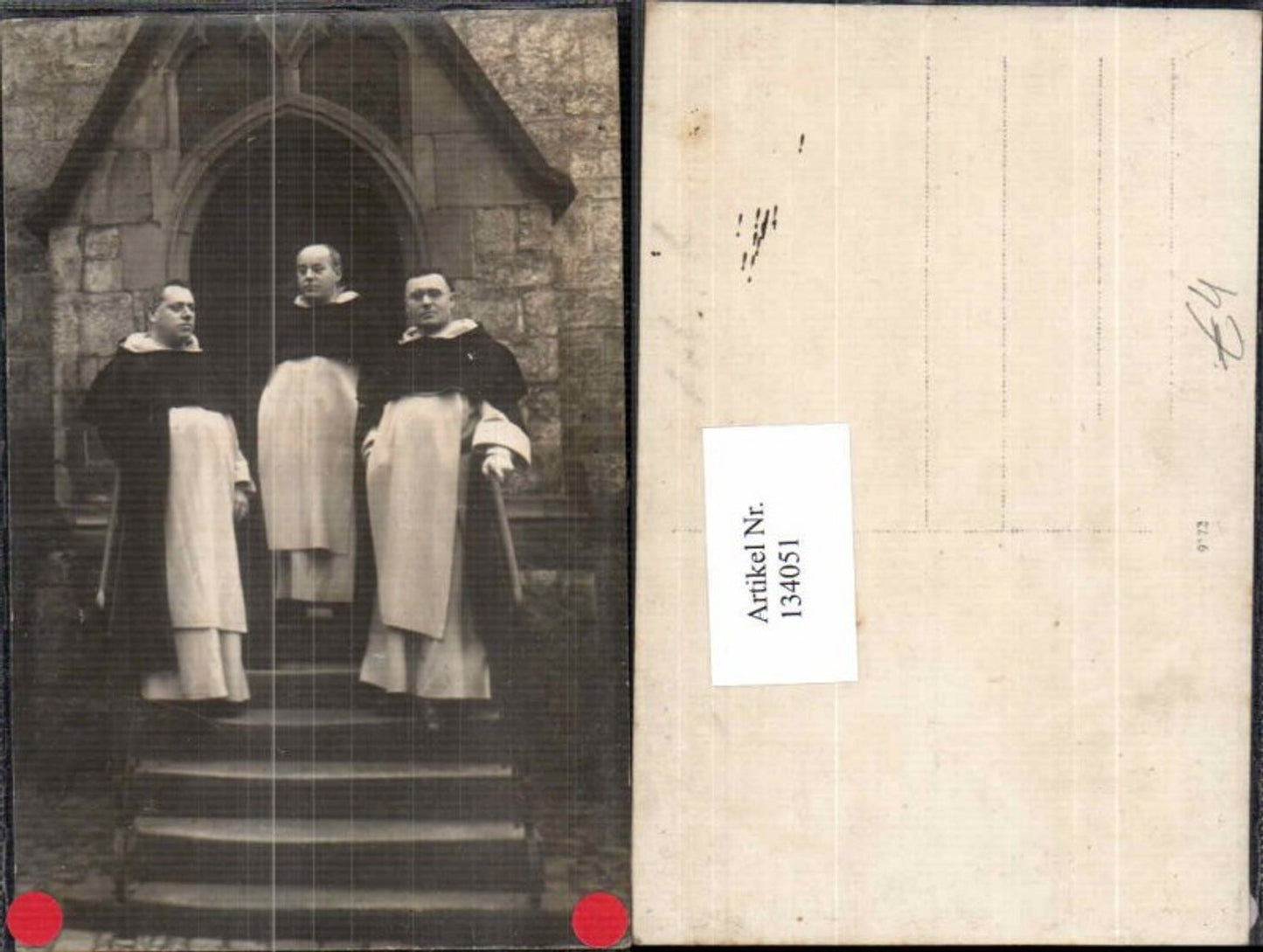 134051,FotoAK Priester Pater Pfarrer vor Kirche