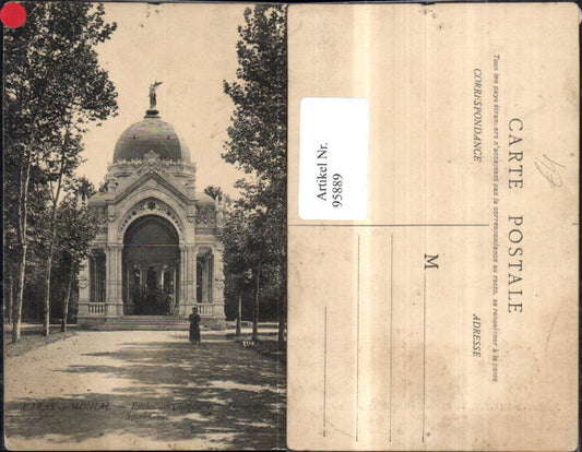 95889,Paray le Monial  Enclos des Chapeldins le Dome du Sacre-Coeur Frontansicht m. Geistlichen