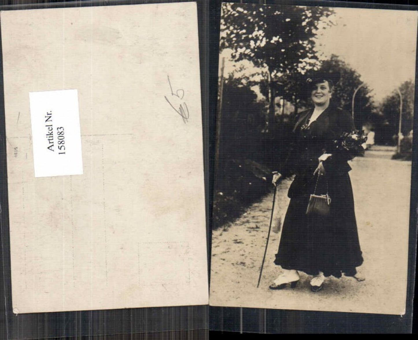 158083,Schöne Frau m. Hut Hutmode Mode Handtasche