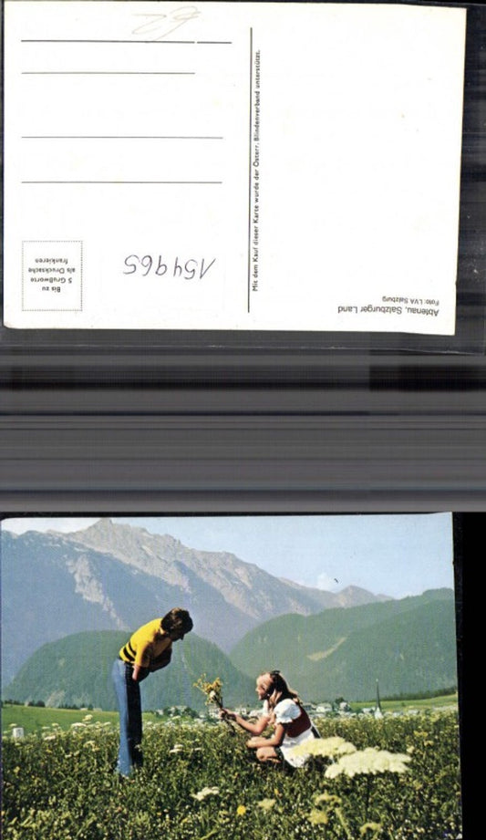 154965,Abtenau Salzburger Land Ansicht Frau m. Blumen u. Mann a. Blumenwiese