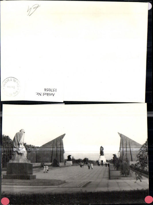 157058,Berlin Verlagsrohabdruck Stalinallee Platzansicht m. Personen