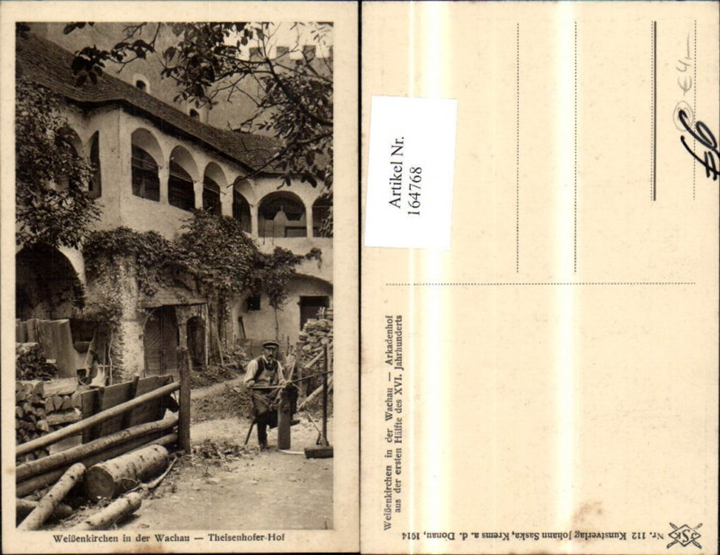 164768,Weißenkirchen i. d. Wachau Theisenhofer Hof Ansicht Arkadenhof m. Mann