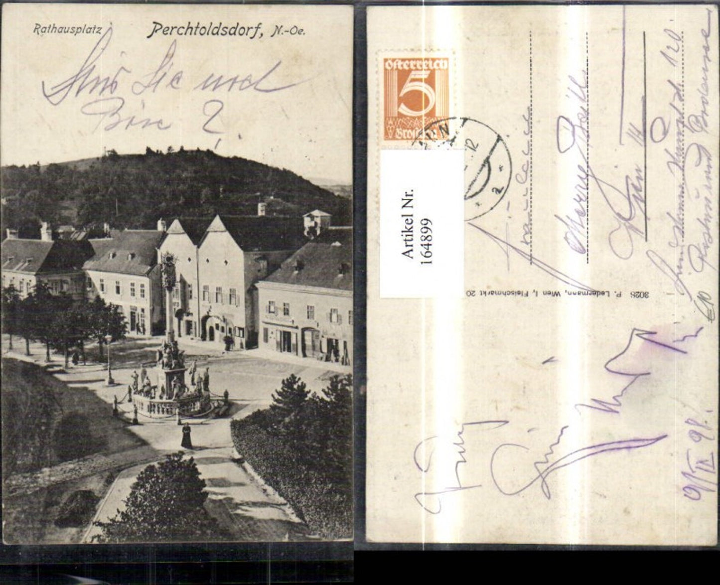 164899,Perchtoldsdorf Rathausplatz b. Oben gesehen m. Brunnen u. Personen 1898