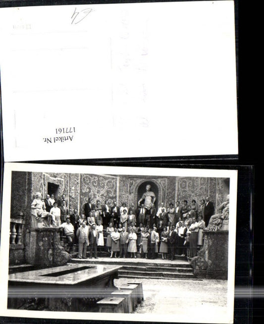177161,Salzburg Foto Ak Schloss Hellbrunn Gruppenbild Personen 1958