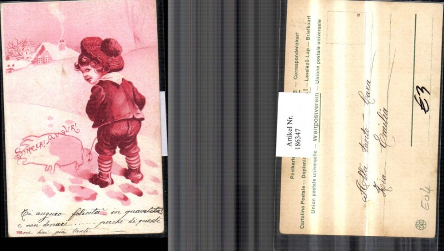 186347,Kind m. Haube pinkelt ein Schwein in den Schnee