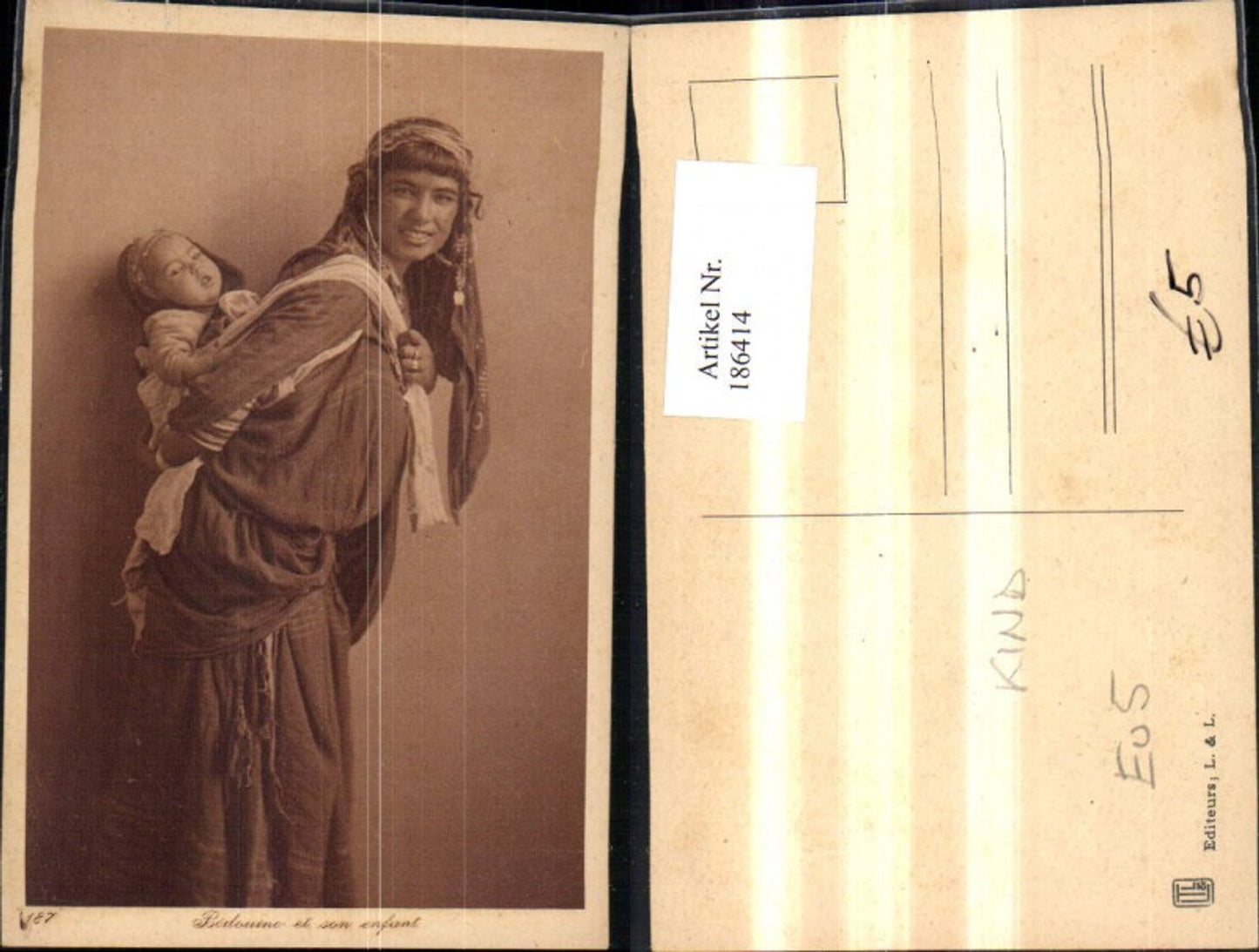 186414,Orientalische Frau m. Kind a. Rücken Bedouine et son enfant