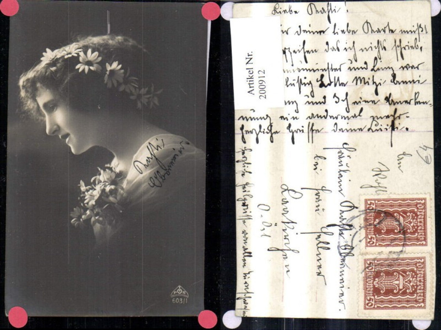 200912,Frau m. Blumen i. Haar Kleid