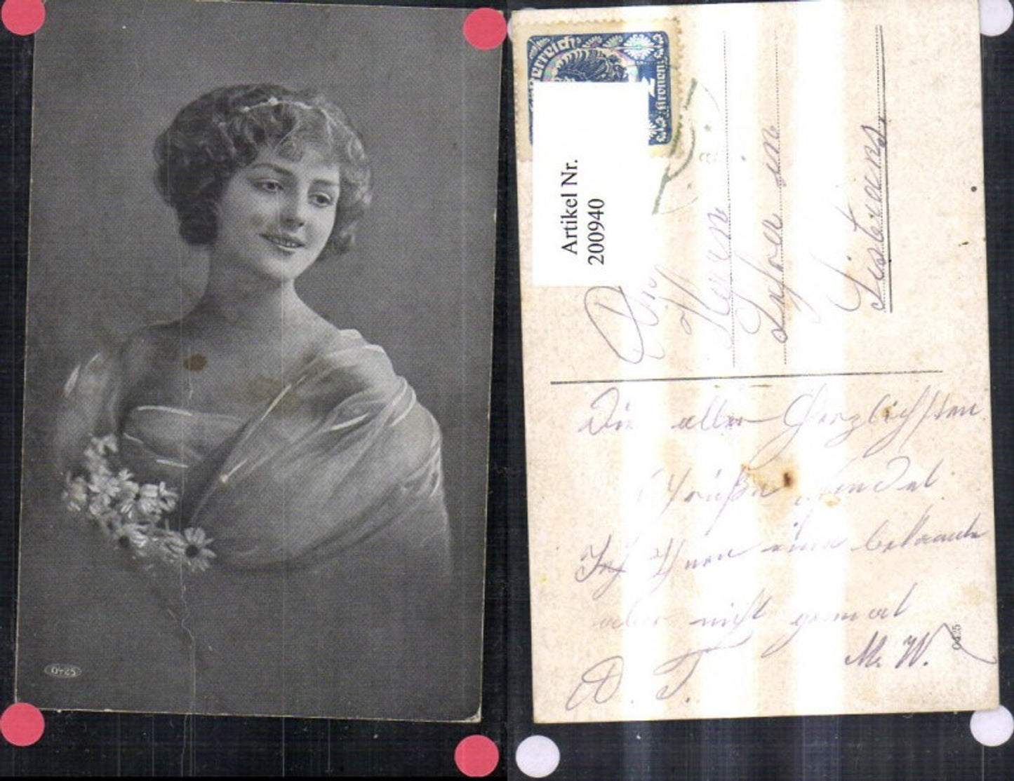 200940,Frau m. Blumen Portrait