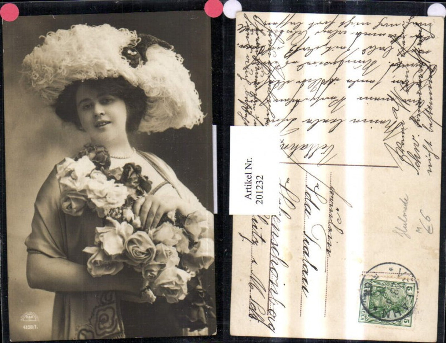 201232,Frau m. Hut Hutmode Mode Kette Rosen
