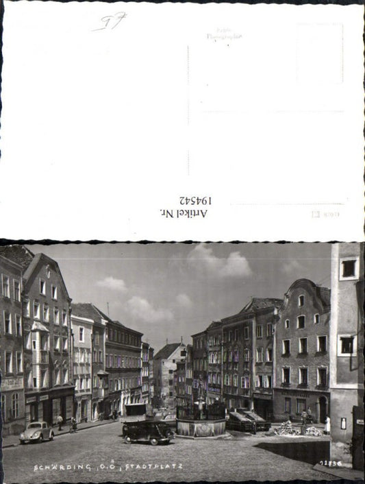 194542,Schärding Stadtplatz VW Käfer Brunnen Raiffeisenkasse