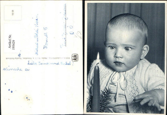 195429,SOS Kinderdorf 10/58 Kind m. grossen Augen v. Kerze sitzend