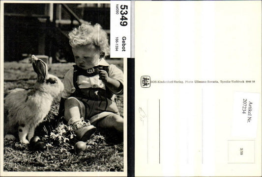 207234,SOS Kinderdorf 3/59 Kind Junge sitzt b. Hasen m. Ostereier a. Wiese Schneeglöckchen