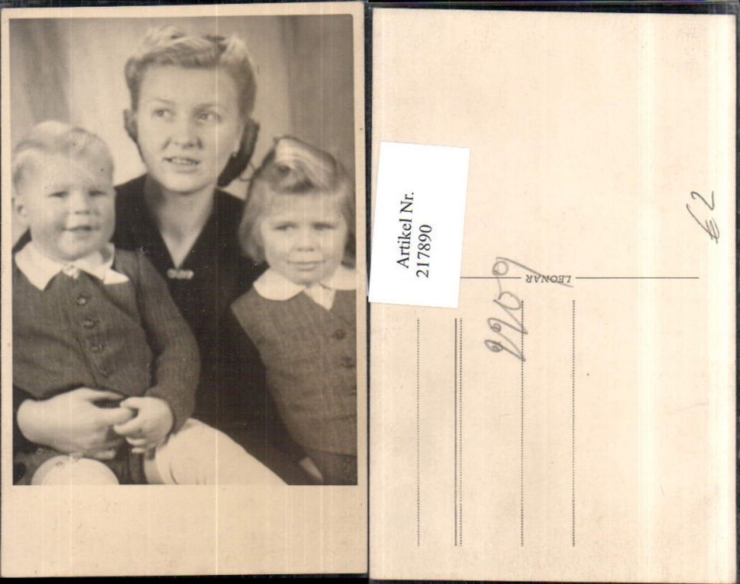 217890,Frau m. Kinder Junge u. Mädchen Portrait