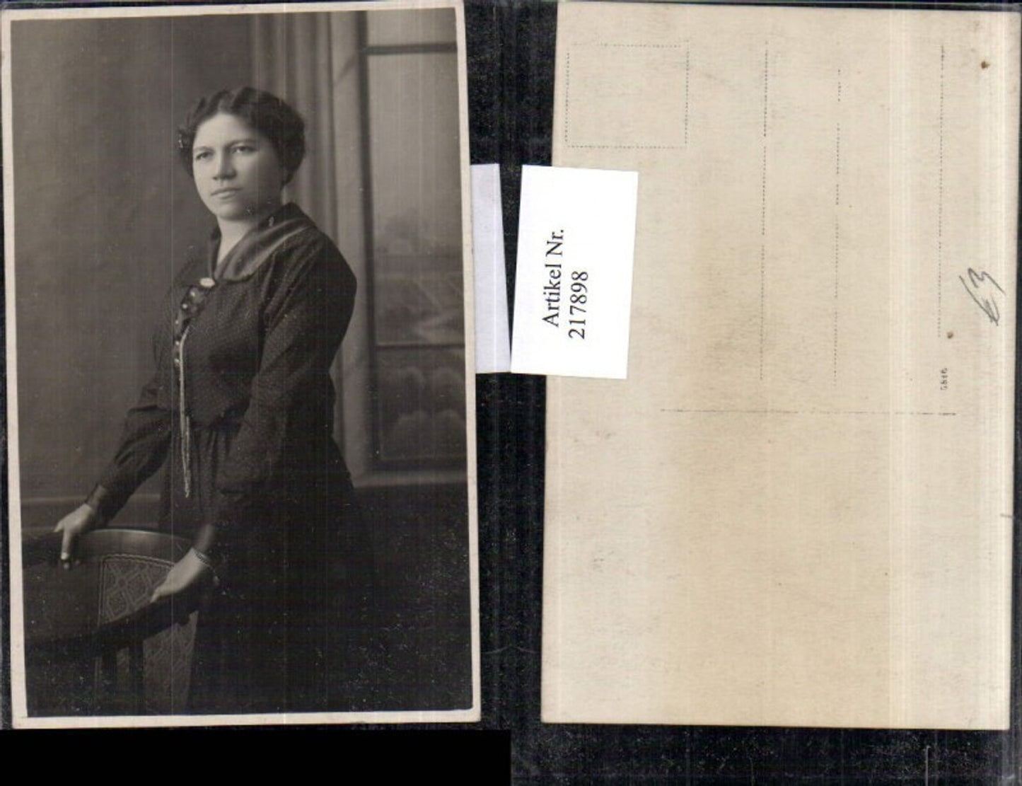 217898,Frau m. Kette Kleid Portrait