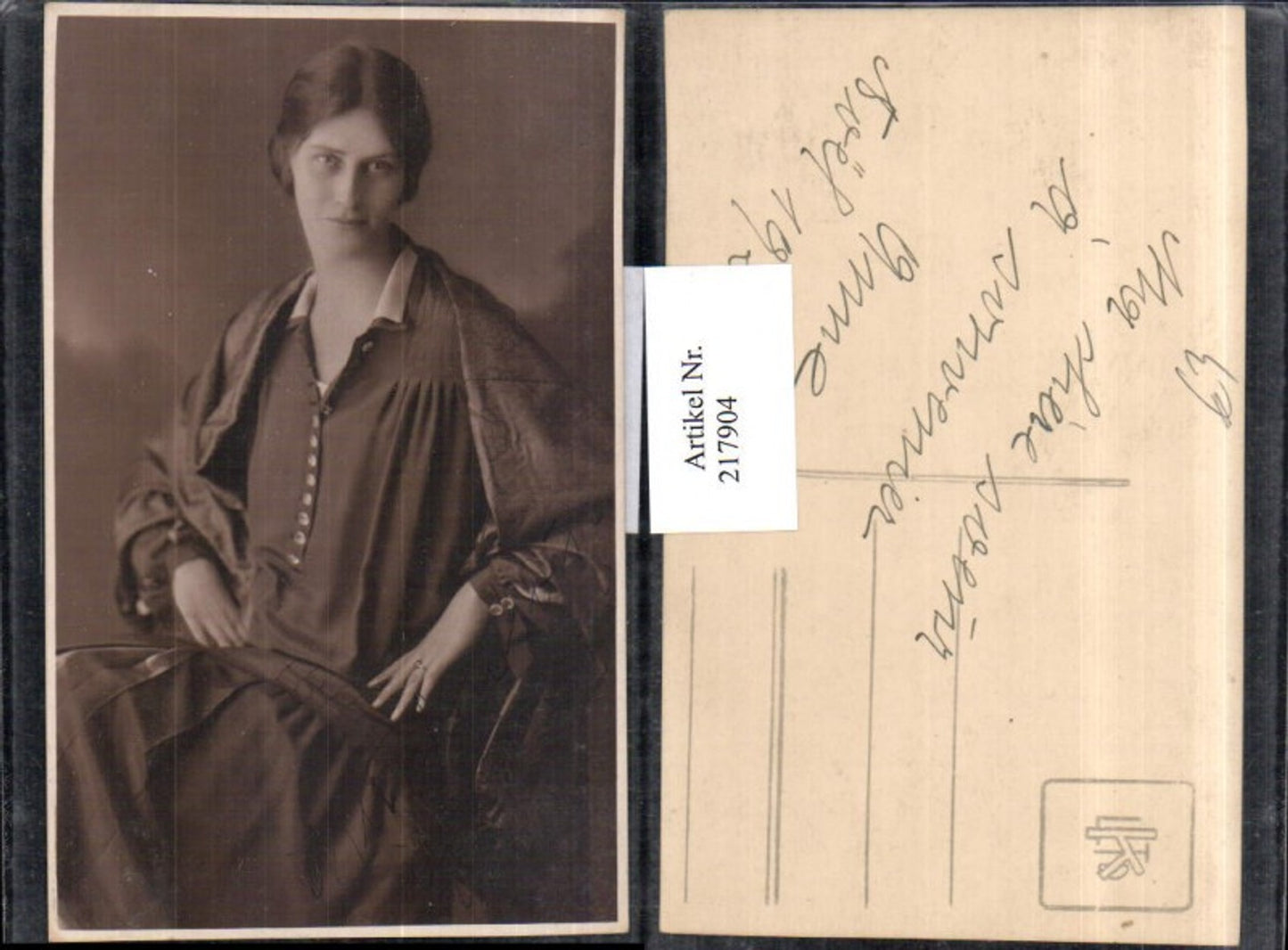 217904,Frau m. Kleid Tuch Portrait 1928