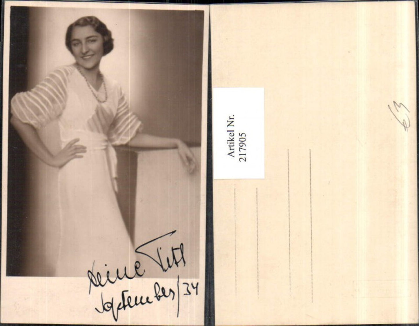 217905,Frau m. Kleid u. Kette Portrait