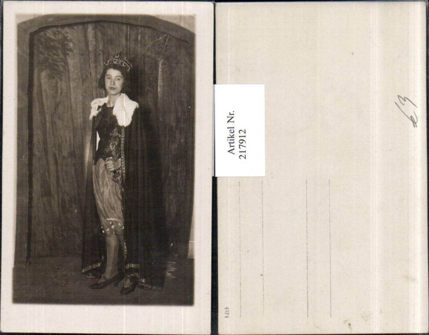 217912,Foto AK Frau m. Krone Umhang Schwert