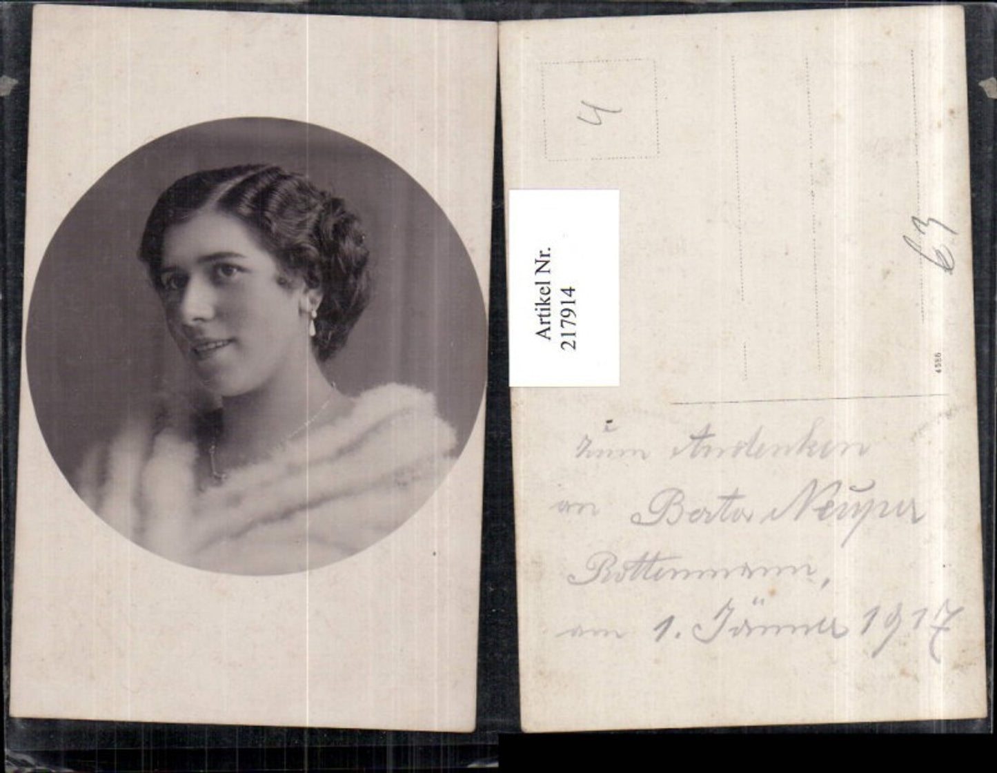 217914,Frau m. Kette u. Ohrringe Portrait Zum Andenken an Berta