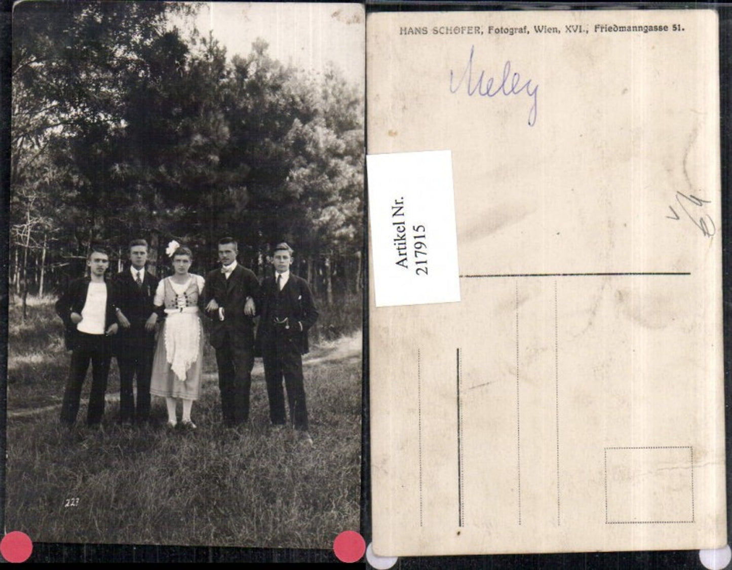 217915,Foto AK Frau in Tracht m. Männer Anzug pub Hans Schofer Wien