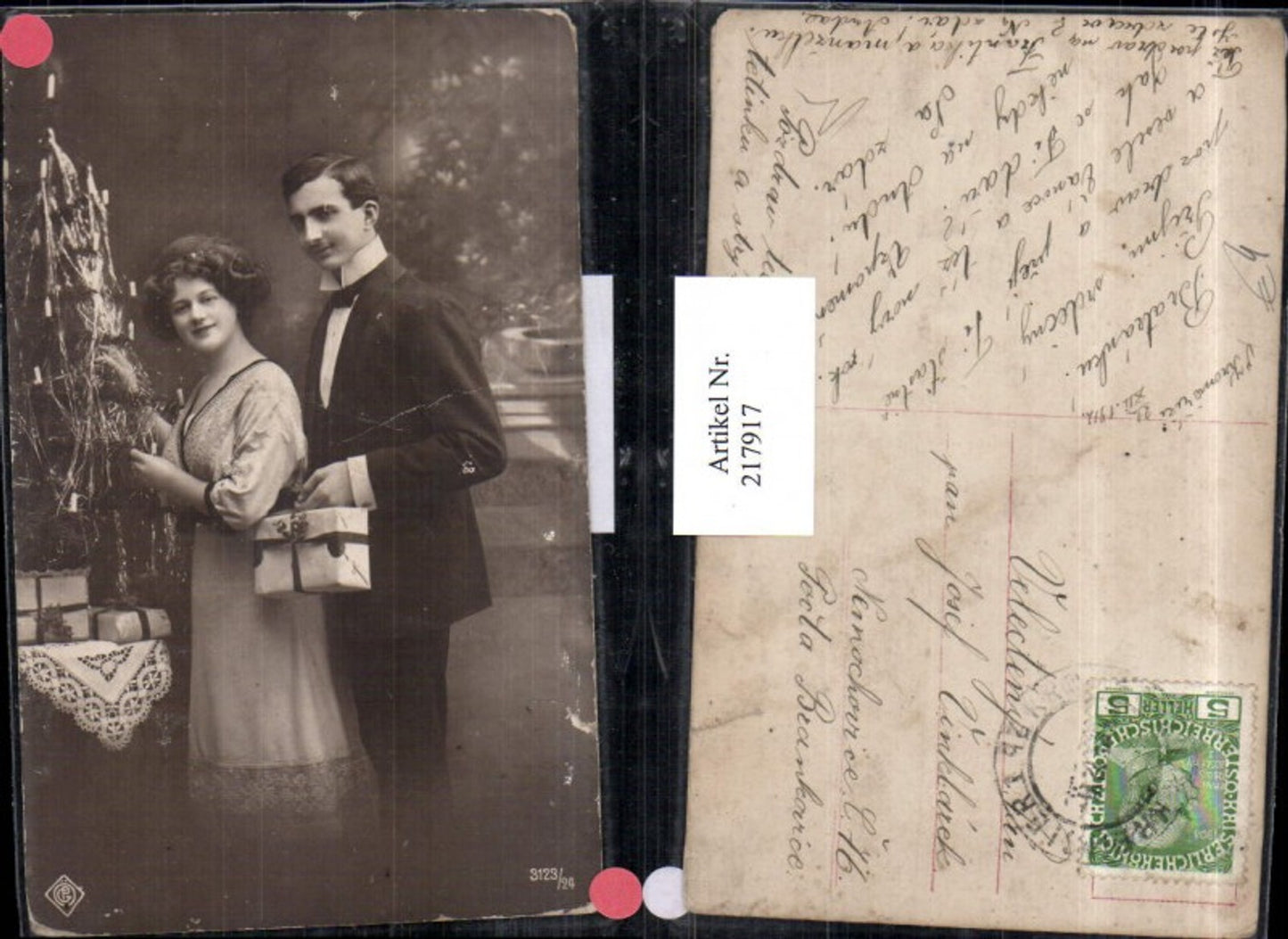 217917,Frau m. Kleid Man im Anzug Geschenk Weihnachtsbaum