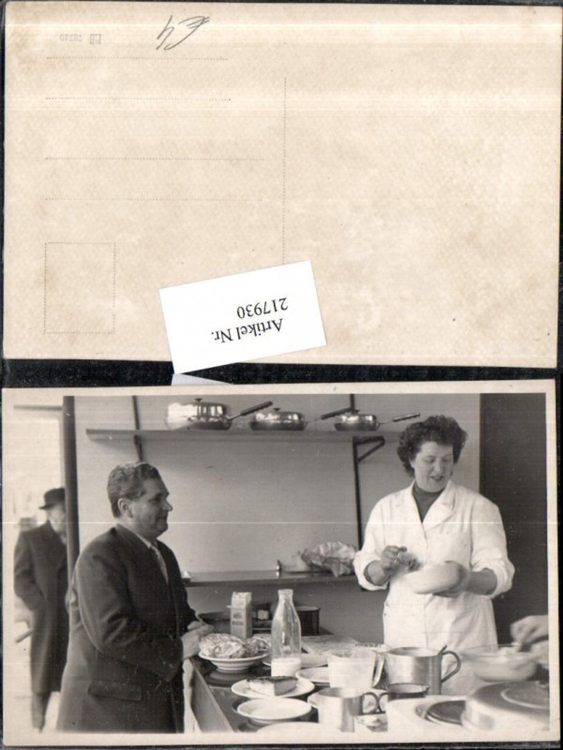 217930,Frau b. Kochen Teller Pfannen Schüssel