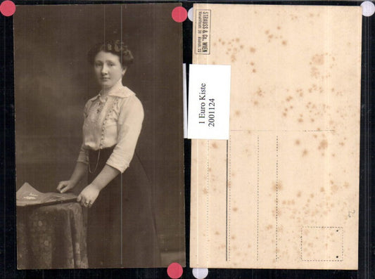 2001124,Frau im Kleid Ringe pub Strauss & Co. Wien