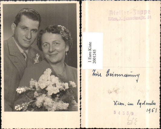 2001245,Hochzeit Hochzeitspaar Paar Brautstrauß Blumen Haarschmuck pub Atelier Zappe Wien 1951