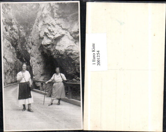 2001254,Foto AK Frauen m. Kleider b. Spazieren Stock Tasche Felsen Straße