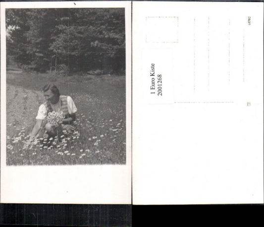 2001268,Foto AK Frau b. Blumen pflücken Margeriten