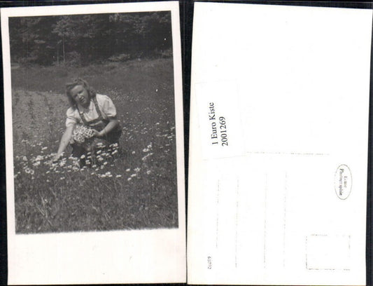 2001269,Foto AK Frau b. Blumen pflücken Margeriten