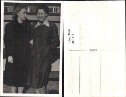 2001272,Foto AK Frauen m. Mantel