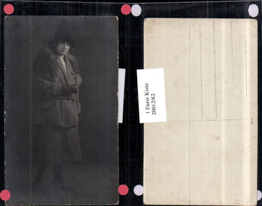 2001282,Frau m. Hut Mantel u. Tasche