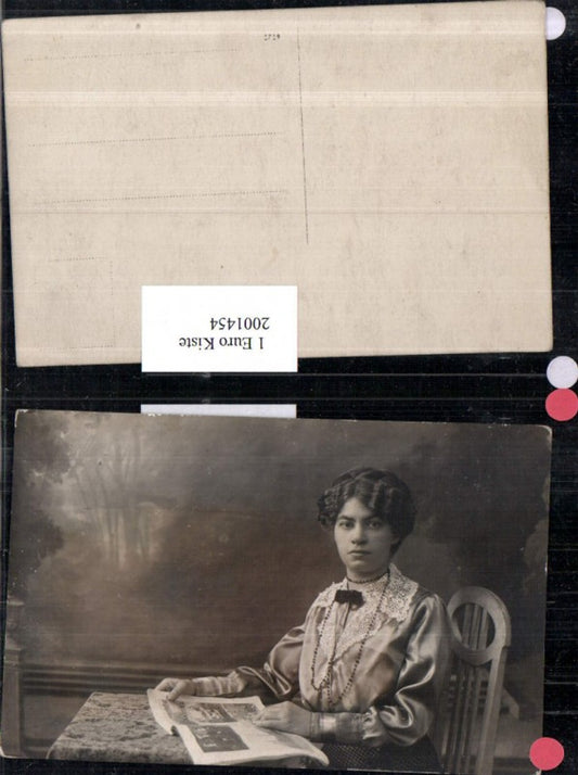 2001454,Frau m. Kette Zeitschrift Magazin Stuhl Sessel