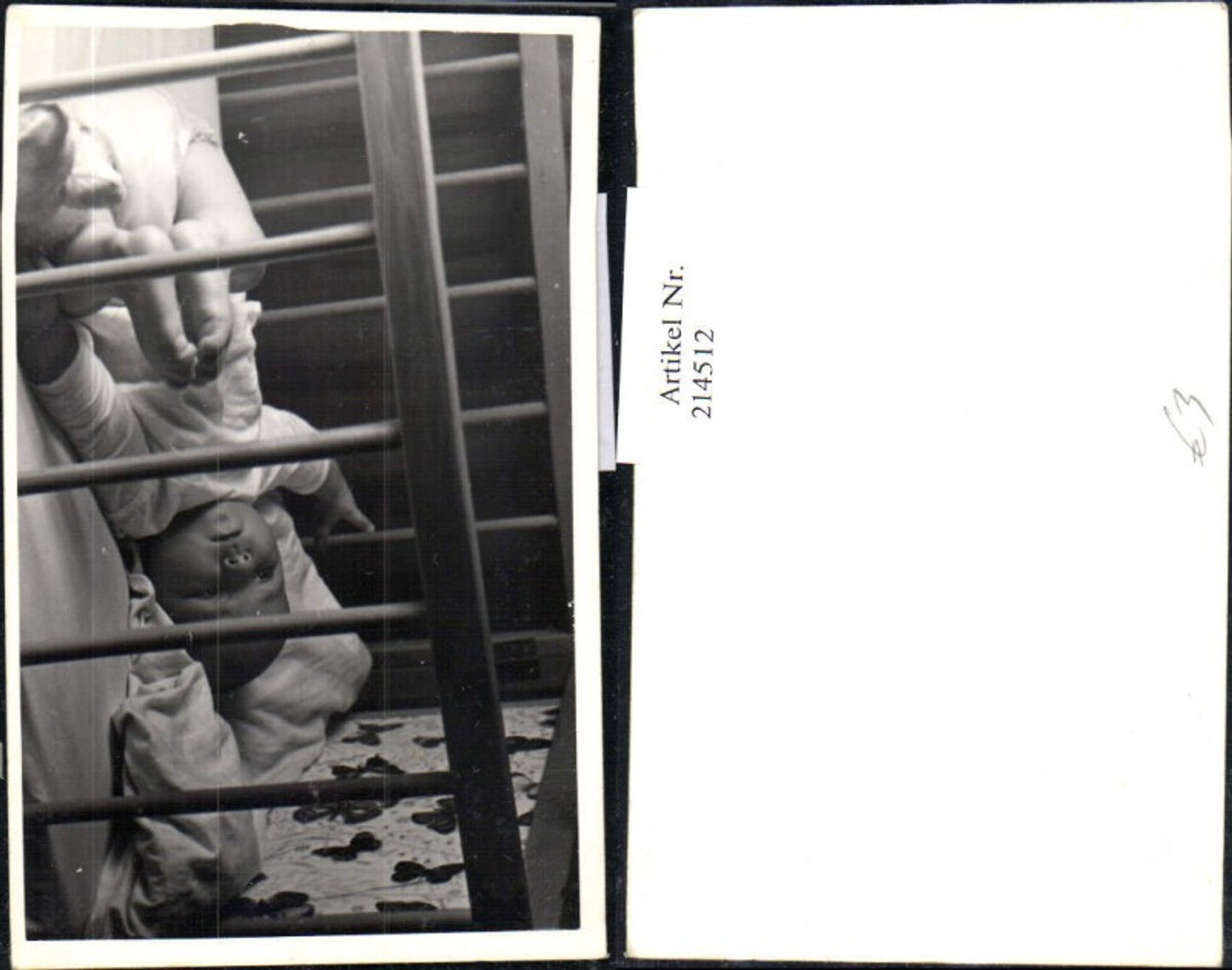 214512,Foto Kind Baby i. Kinderbett Bett