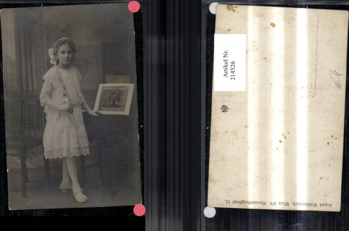 214526,Kind Foto Ak Mädchen i. weissen Kleid b. Klavier stehend m. Kerze Taufkerze Erstkommunion