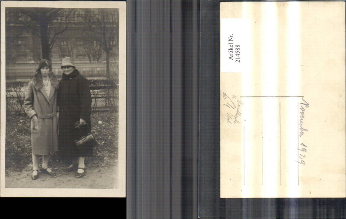 214588,Foto Ak Frau Frauen m. Hut Handtasche Pelzstola Pelz